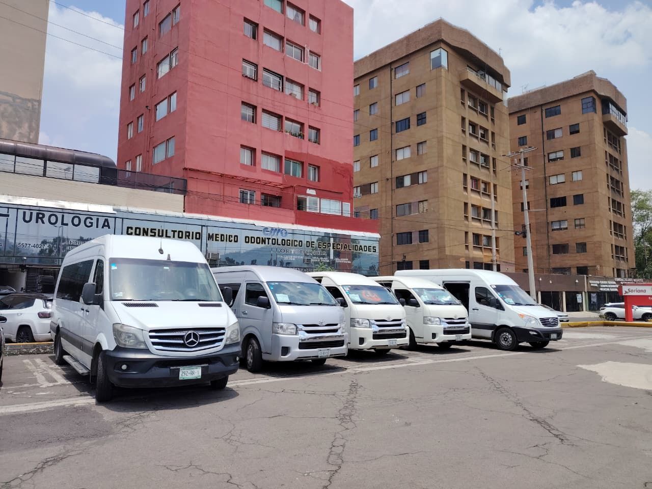 Camionetas turísticas listas para salir desde Cuernavaca